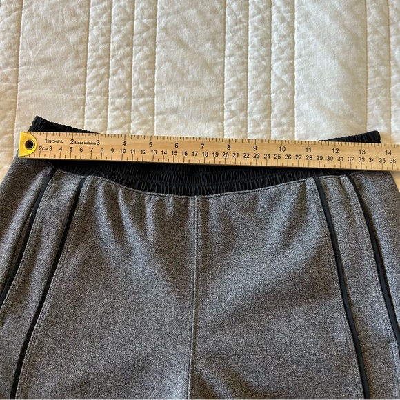 Lululemon Light Strides Cropped Pants. Size 6. - Picture 9 of 12